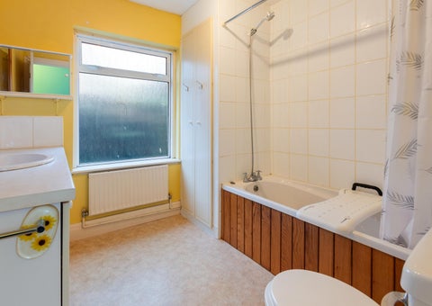 Fine & Country / DDM Residential 灯饰目录 · Brigg Road 第 9 页